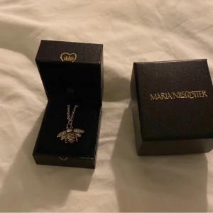 Halsband med bi-hänge från Maria Nilsdotter - Halsband som LIKNAR den från Maria Nilsdotter. Helt nytt skick! Inga defekter. Köptes för 700kr så säljer för 400kr. Kan gärna ta emot prisförslag💞💞(rostfritt stål)