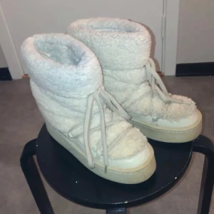 Beige moon boots med snörning - Säljer ett par mysiga beige moon boots med snörning. De är fodrade och perfekta för kalla dagar. Skorna har en rund tå och en robust sula som ger bra grepp. Tvättar dom såklart innan jag skickar dom. Säljer pågrund av att dom har blivit för snå💞