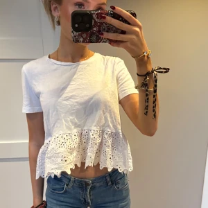 Zara topp - Super fin tshirt med broderi!!🖤🖤