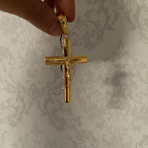 Kors från kejsar - Helt nytt guldkors från kejsar (18k guldpläterat), korset är 8 mm brett, väger ca 55 gram och öglan passar kedjor upp till 10 mm breda (nypris 1299). Kejsar smyckeskrin tillkommer. Vid frågor kontakta mig!