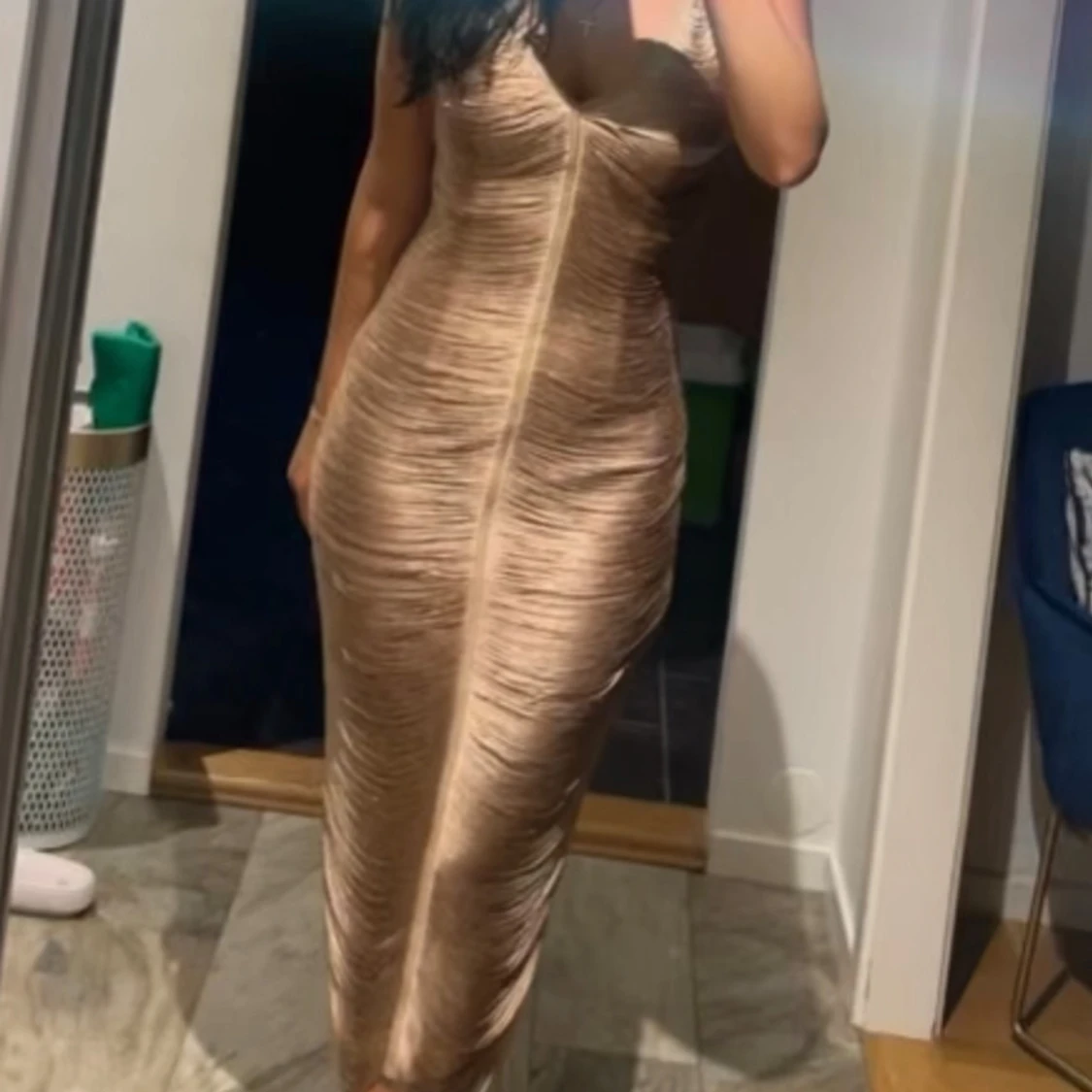 Champagnefärgad tight midiklänning - 91