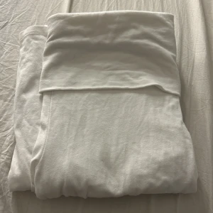 Vita skit snygga mjukisbyxor från Gina Tricot - Säljer ett par vita mjukisbyxor från Gina Tricot. De är bekväma och perfekta för en lätt stil. Byxorna har en elastisk midja för extra komfort. Har aldrig andvänt