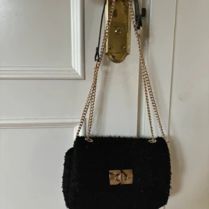 Väska med guld detaljer - Väska med guld detaljer från HM. Fint skick. Säljer för 45 kr 💕