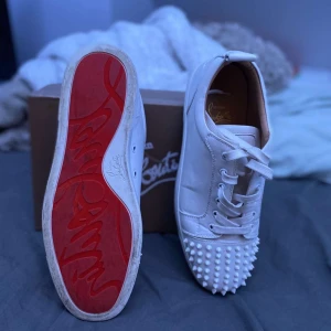 Christian Louboutin i strlk 46 - Säljer ett par väldigt fina vita Loubs i strlk 46 har knappt använt dom och passar perfekt till dig som vill ha ett par lyxiga och stil rena skor. Priset är verkligen inte hugget i sten!!