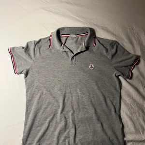 Grå pikétröja från Moncler - Moncler pike storlek M. Priset är inte hugget i sten💸