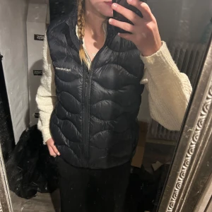  Väst! Peak Performance - Säljer min svarta dunväst från Peak Performance, köpt på kidsbrandstore. I storlek 170! Passar även för XS/S. Nypris 1400kr just nu. Västen har en dragkedja framtill och är perfekt för kyligare dagar. Passar bra för både vardag och utomhusaktiviteter. Ända negativa är att mitt namn står i västen!!! Priset är ej hugget i sten, kom med förslag.