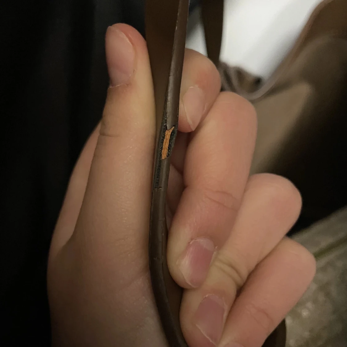 Brun skinnväska med gulddetalj - 92