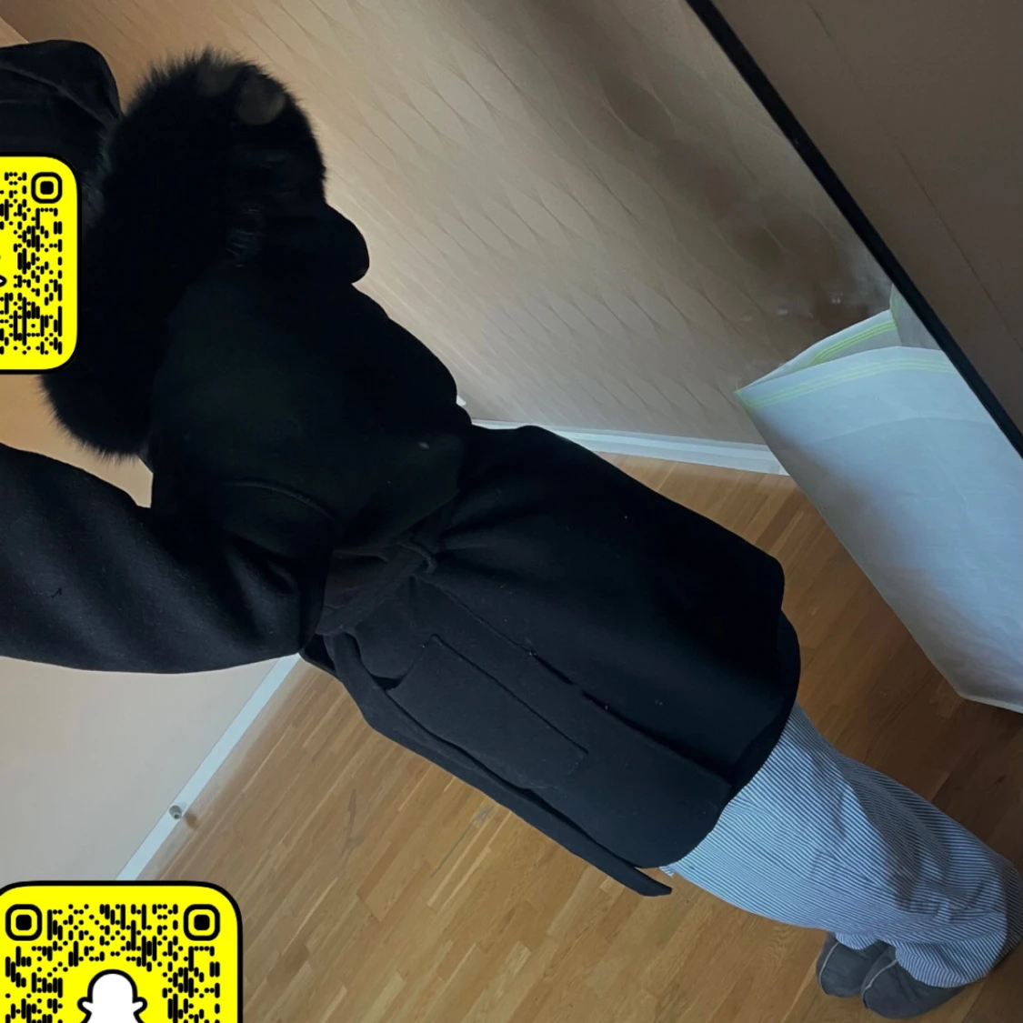 BUDA PÅ: Svart kappa med pälsdetaljer  - 91