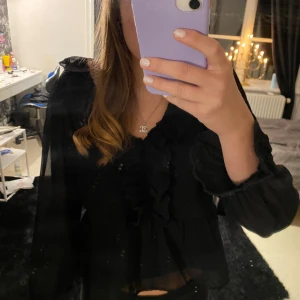 Svart blus - Jättesnygg blus från vero moda! Använd fåtal gånger. Säljer då den har blivit lite för liten för mig💗