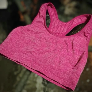 Rosa sport topp - Säljer en super skön rosa sport topp med brottarrygg. Perfekt för träning eller bara lata chill dagar. Materialet är mjukt och stretchigt för maximal komfort.