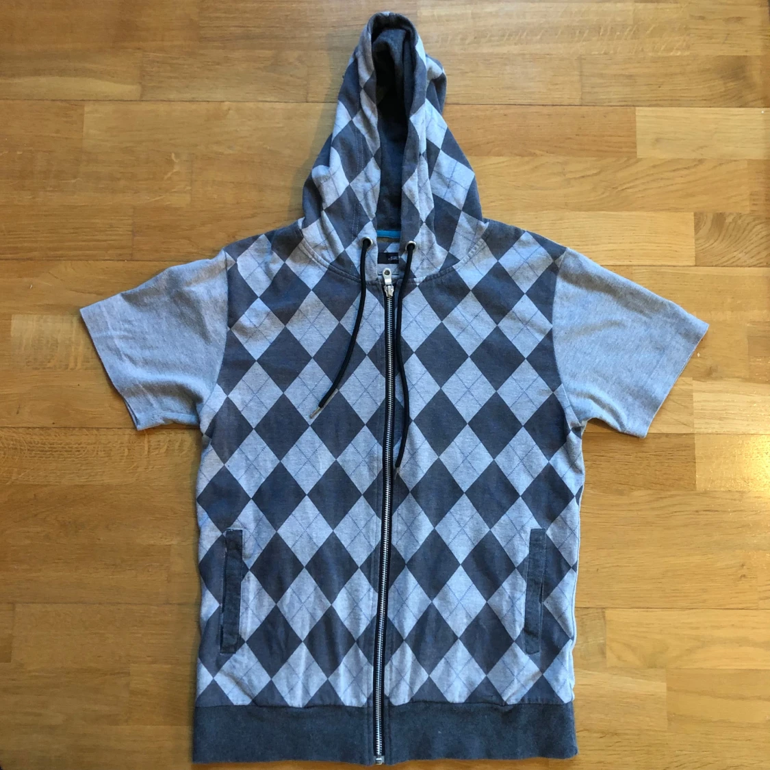 Grå hoodie med diamantmönster