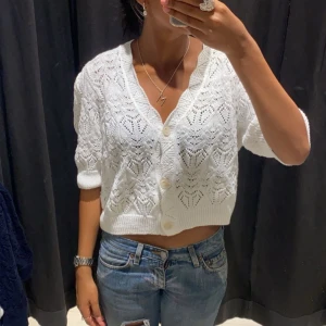 Vit stickad kofta - Säljer en favorittröja💕 det är bara att trycka på köp nu💕 strl M men passar perfekt på mig som vanligtvis har strl S 