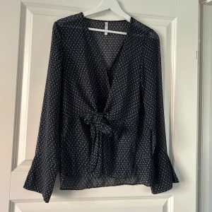 Vringad blus - Blus med knyte