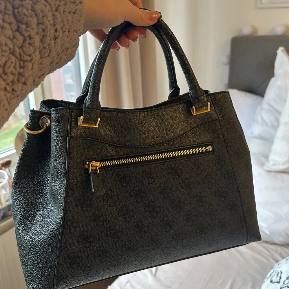 Handväska från GUESS (köpt på Zalando) - 90