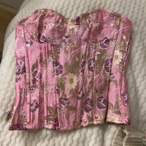 Fin korsett - Så fin korsett men får tyvärr inte användning av den mer❤️