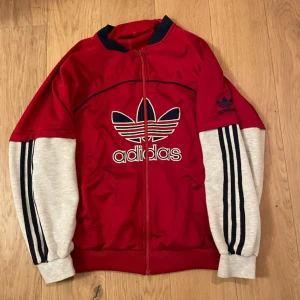 Vintage adidas hoodie - En av mina favorit hoodies någonsin🔥 runt storlek M skulle jag säga och inga skador på den. Var inte rädd att skriva om du har frågor om mått eller fler bilder🙏