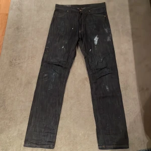 Hope Jeans - Svarta Hope jeans med skit snygg färg design, passar dig som är 185+ då de är 34 i längd.