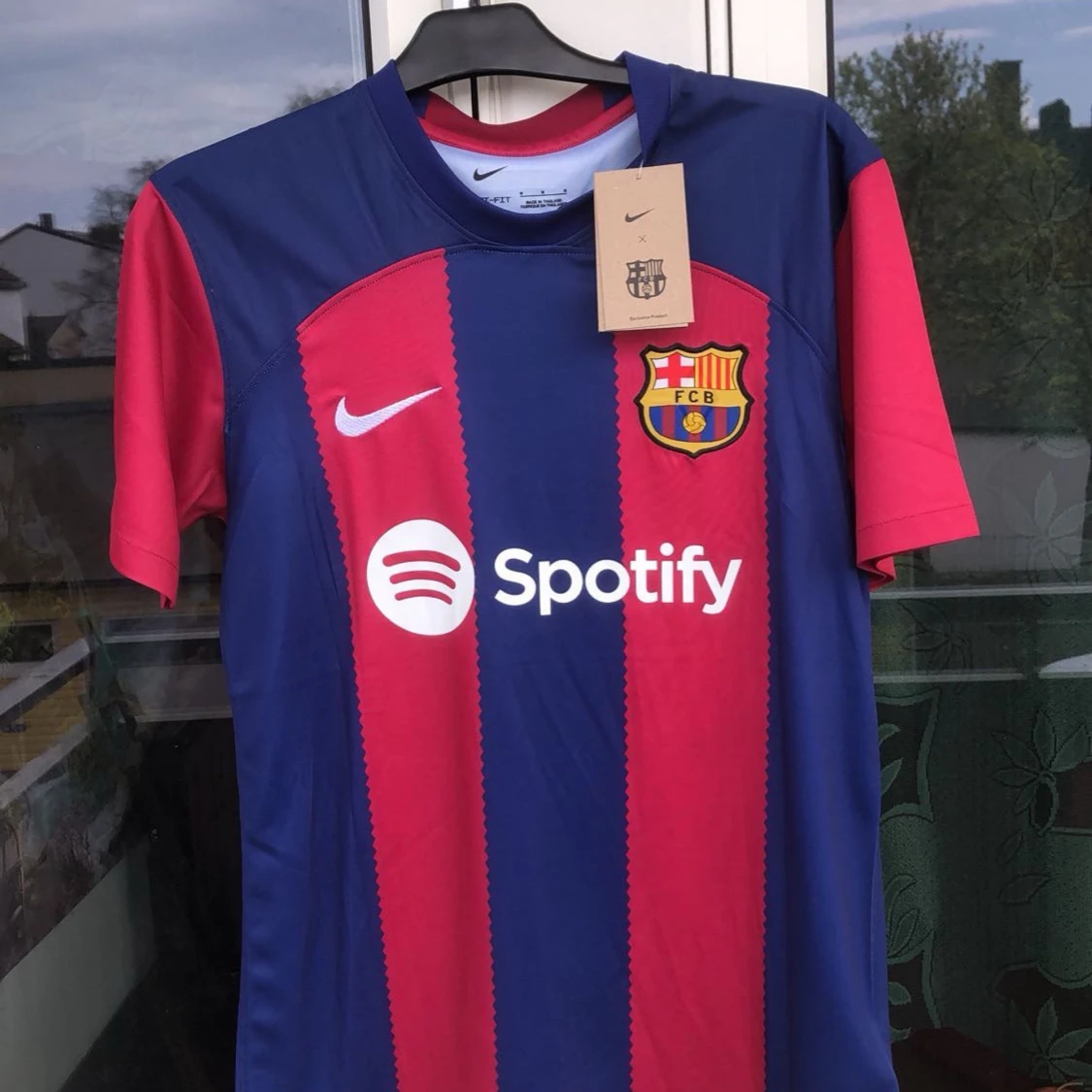 Blå och röd fotbollströja från Nike