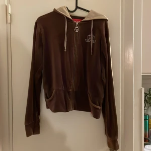 Y2K JLO hoodie  - Autentisk y2k hoodie med helt intakt strass på bröstet och ryggen! Skriv om ni har prisförslag, frågor eller vill ha fler bilder💕