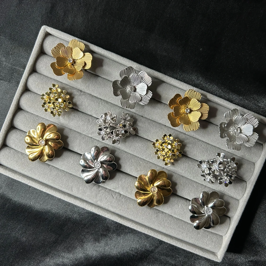 Blomformade ringar i guld och silver - 91