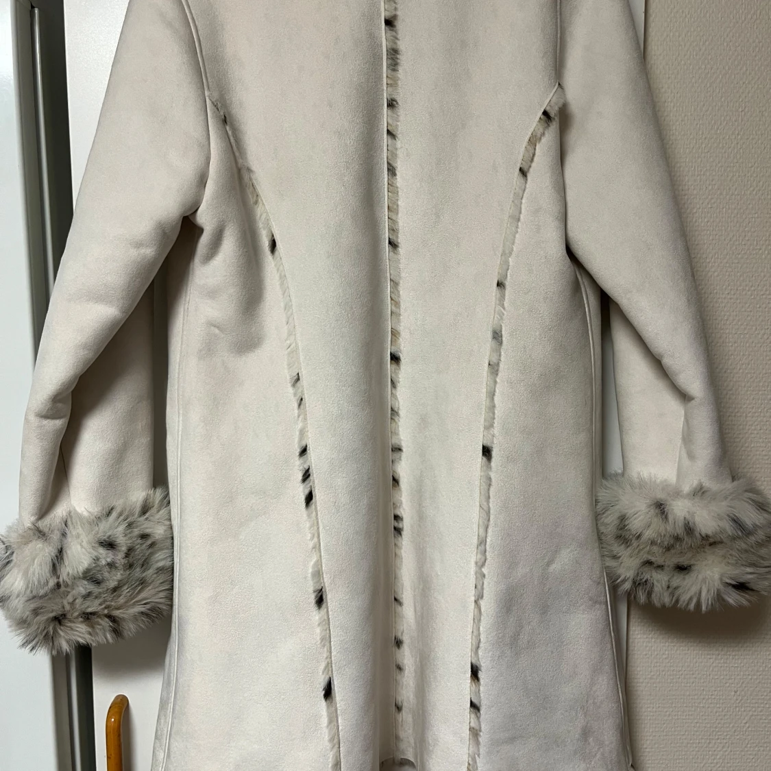 Vit kappa med fuskpäls från KRISS Sweden - 90