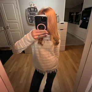 Stickad tröja - Säljer denna mönstrade tröja, pga att den inte kommer till användning,dock ganska genomskinlig så jätte fin till ett linne under som jag har på bilden.❣️skriv om frågor osv!