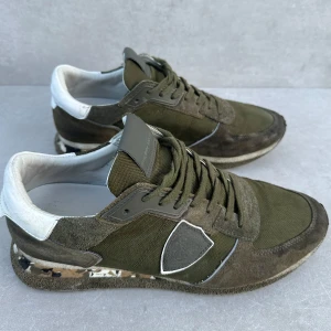 philippe model trainer  - ett par riktigt snygga trainers || perfekta nu till vintern || strlk 43 || 7/10 skick! || box, tag medföljer vid köp ||. hör av er vid intresse!!