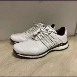 Vita Adidas Tour360 golfskor - Adidas Tour 360 stl: 43  Nypris: 2400kr Bara använda en säsong  Vid frågor och funderingar skriv då