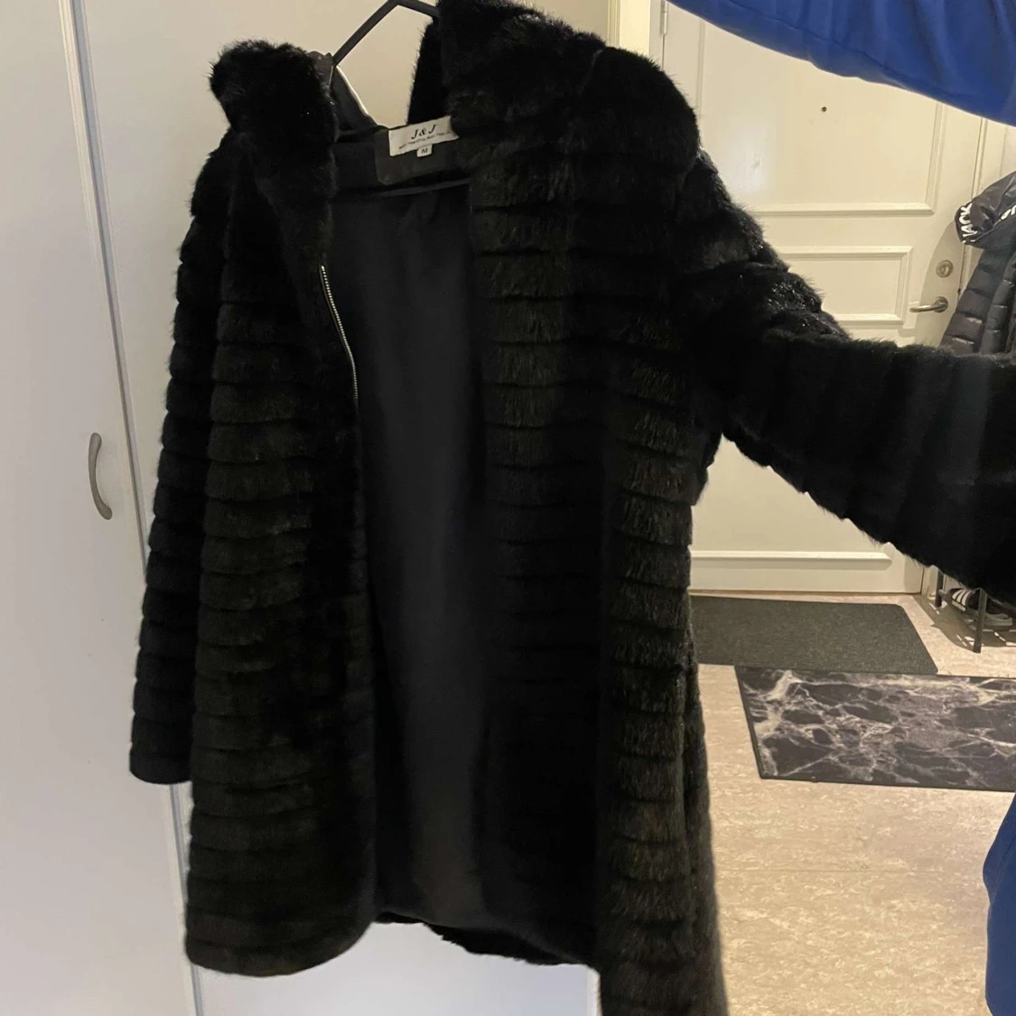 Svart pälsjacka från J&J - 90