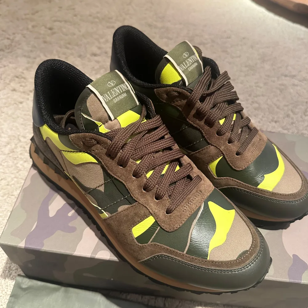 Valentino garavani ”rockrunners” storlek 41 passar även 42. Skick 9.5/10 använda 2 gånger. Pris 2899kr med box dustbag samt nya snören. Skambud undanbes! . Kengät.