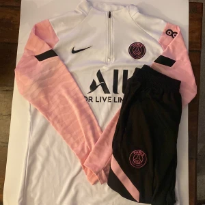 PSG Tracksuit - En väldigt snygg PSG tracksuit, endast använd fåtal gånger i väldigt bra skick!