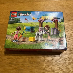 LEGO Friends  - LEGO Friends set  för barn från 5 år. Innehåller figurer och djur för att skapa en lantlig scen med en kalv och tillbehör. Perfekt för kreativa lekar och att bygga en bondgårdsmiljö.