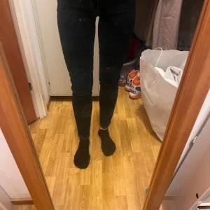 Dark blue skinny jeans från Gap - Säljer ett par  skinny jeans från Gap, 1969 True Skinny (Suez 27). De är tighta och har en klassisk design med fem fickor och knappgylf. Perfekta för en stilren look.