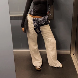 Alobha linnebyxa - Säljer mina alobha linnebyxor i storlek S. Har knäppt upp dem lägst ned för att det ska vara lång för mig som är 170. Köptes för 899 och är slutsålda. Säljer för 500kr