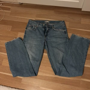 Blå jeans från Ginatricot - Säljer ett par skitsnygga raka jeans från gina. Använder ej längre och de har nästan aldrig kommit till användning. Säljer för 199. 