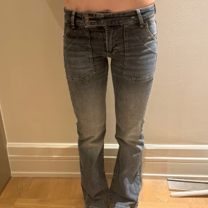 Lågmidjade bootcut jeans - Jättefina använda fåtal gånger 💕bra skick