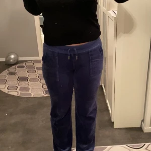 Juicy byxor - Blå juicy byxor i stolek S, är i jätte fint skick och knappt använda, köpt för 1200kr 