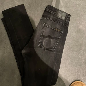 Nudie lean dean  - Säljer ett par svarta jeans från Nudie, 29/34 i size men sitter mer som 29/32 skulle jag säga. 