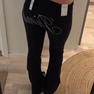 pink yoga pants 🖤 - ikoniska victoria’s secret yoga pants med pink skrivet i strass på rumpan. helt nya med tag. jag är 176 för referens 🖤
