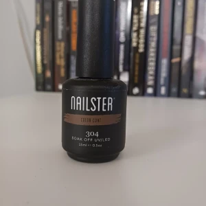 Brun nagellack från Nailster - Snyggt brunt nagellack från Nailster i nyansen 304. Perfekt för en elegant och stilren look. Lacket är ett soak off UV/LED-gel som ger en hållbar och glansig finish. Flaskan innehåller 15 ml. Använd en gång💗