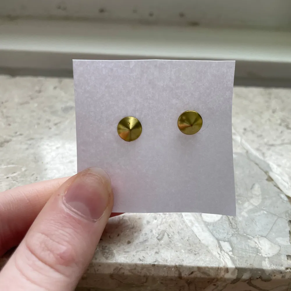 Snygga och stilrena guldörhängen med en enkel, rund form. Perfekta för att ge en elegant touch till din outfit. Dessa örhängen är lätta och bekväma att bära hela dagen. Tyvärr saknas ploppen som håller öronhänget på plats!. Asusteet.