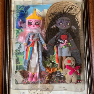 Bubblegum and Marceline - Två handgjorda dockor i en dekorativ ram. Båda dockorna har detaljerade ansiktsmålningar och accessoarer som ger dem en unik och konstnärlig stil.
