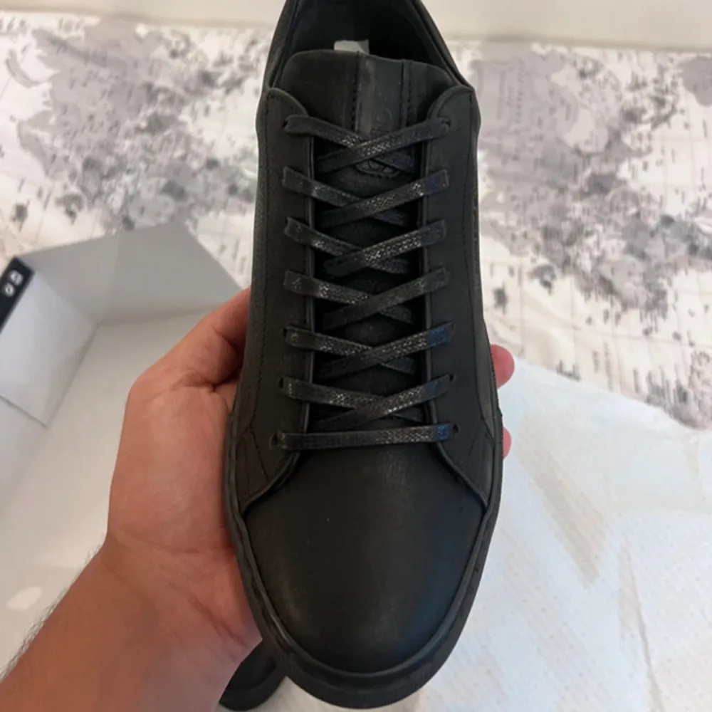 Snygga svarta sneakers från Björn Borg i skinn med klassisk snörning. Perfekta för en stilren look. Skorna kommer i originalkartong. Nypris 1395 kr.. Kengät.