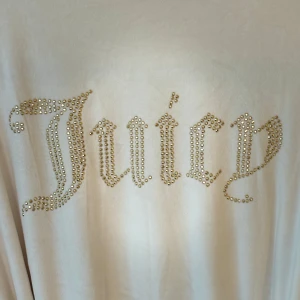 Benvit snygg morgonrock från Juicy Couture🤍 - Jättemjuk benvit morgonrock från Juicy Couture med rhinestones i guld. Helt ny med tag💛