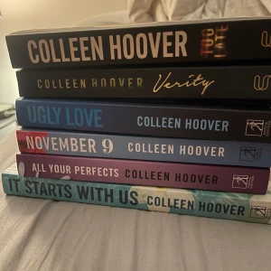 Böcker av Colleen Hoover - Säljer sex böcker av Colleen Hoover: 'Too Late', 'Verity', 'Ugly Love', 'November 9', 'All Your Perfects' och 'It Starts With Us'. Säljer då jag läst ut dessa böcker och de tar onödig plats. Köp alla eller bara någon. I använt skick. En bok: 30kr, alla böcker: 150kr