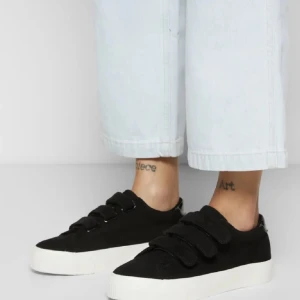 Even & odd skor - Säljer nu dessa skitsnygga svarta sneakers från even & odd då de tyvärr inte passade mig. Använda cirka två gånger under völdigt kort tid så det är inga tecken på användning! Helt slutsålda på hemsidan, hör av er vid några frågor!