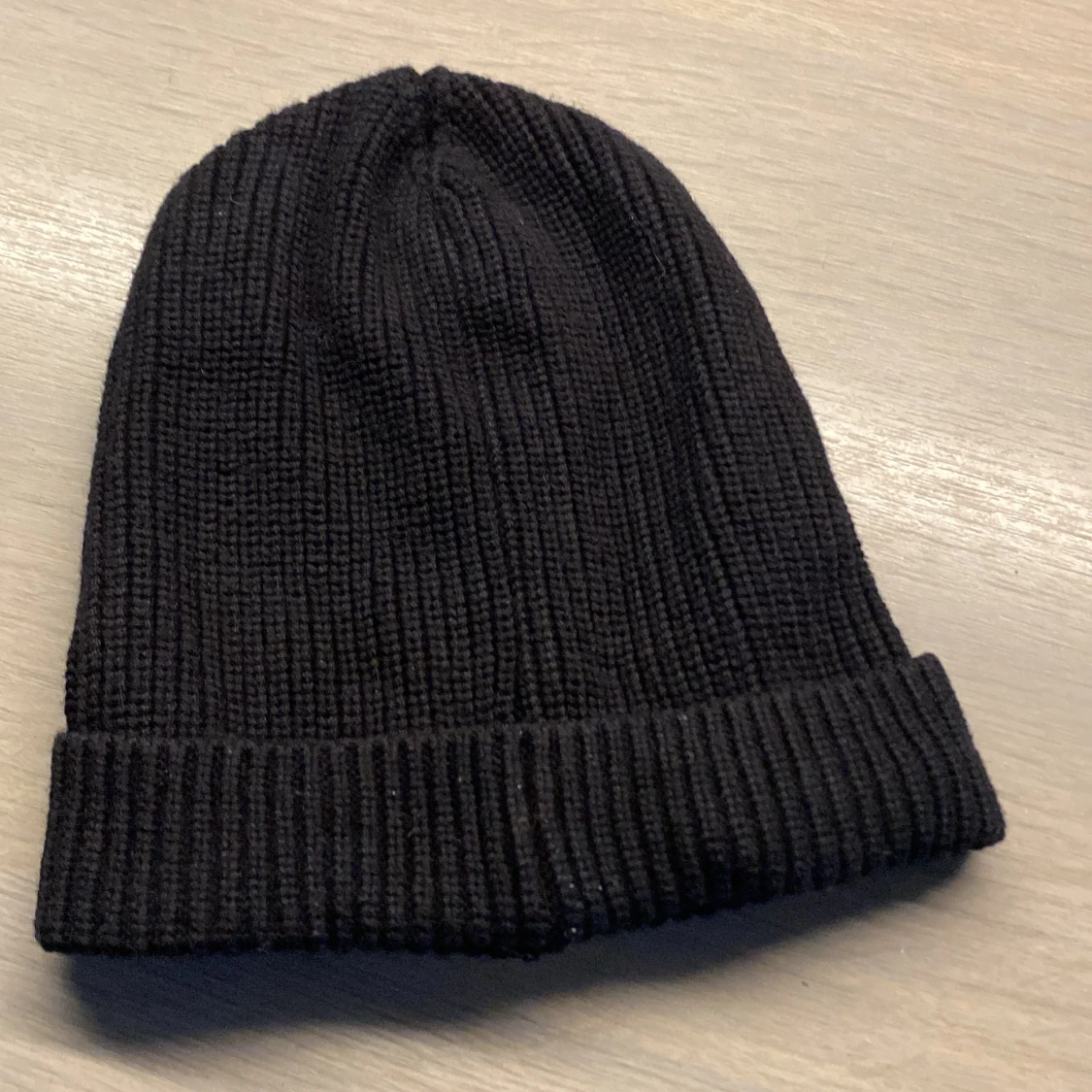 Svart ribbad mössa från GANT - 90