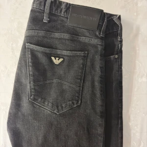 Svarta jeans från Emporio Armani - Snygga svarta jeans från Emporio Armani med klassisk femficksdesign storlek W31 L32