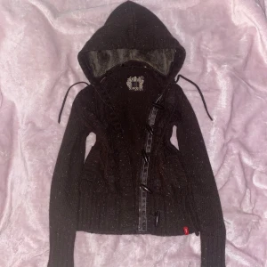 Brun stickad hoodie från edc - Brun stickad furhoodie från edc🐾 med knappar och en mysig huva. Ribbad design med både dragkedja och knappar. (Lite nopprig) Kontakta gärna för fler frågor<3