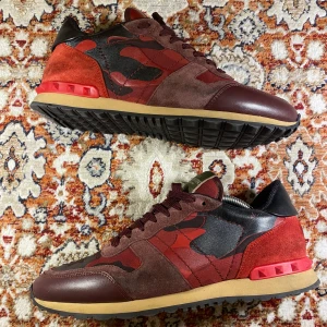 Valentino Rockrunners  - Hej! Säljer nu mina skor från märket Valentino , storlek 43,  väldigt bra skick , tveka inte på att höra av dig om du har frågor eller funderingar kring skorna!